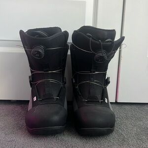 Snowboarding boots